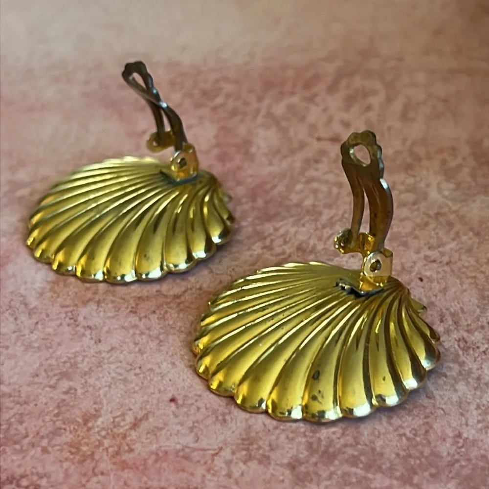 Vintage Spanish Damascene scallop shell clip earrings with center faux pearls - Picture 5 of 7